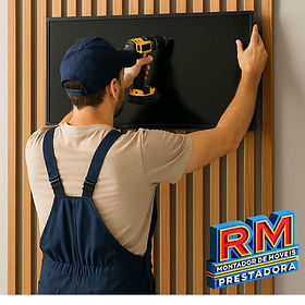 Profissional montando painel de TV