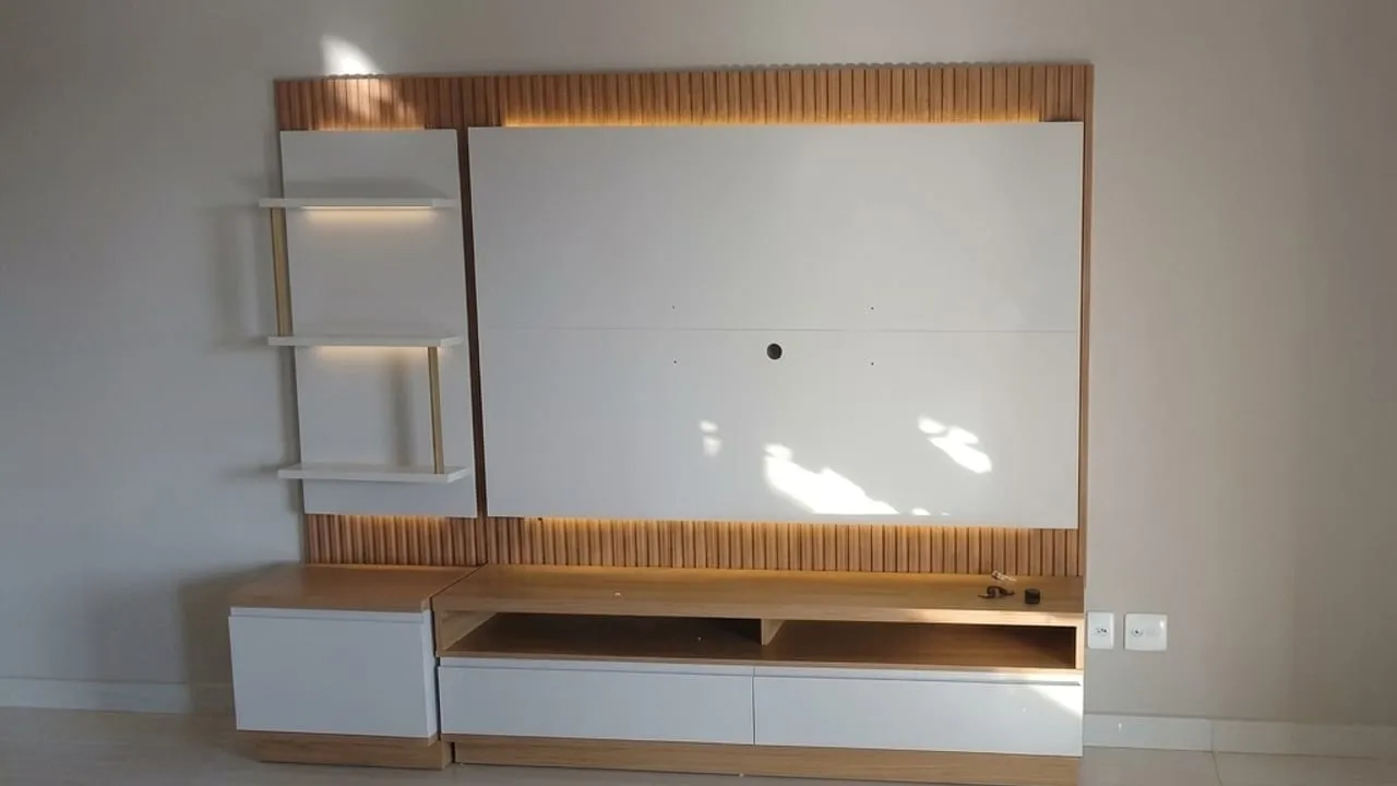 Montagem de painel ripado para TV